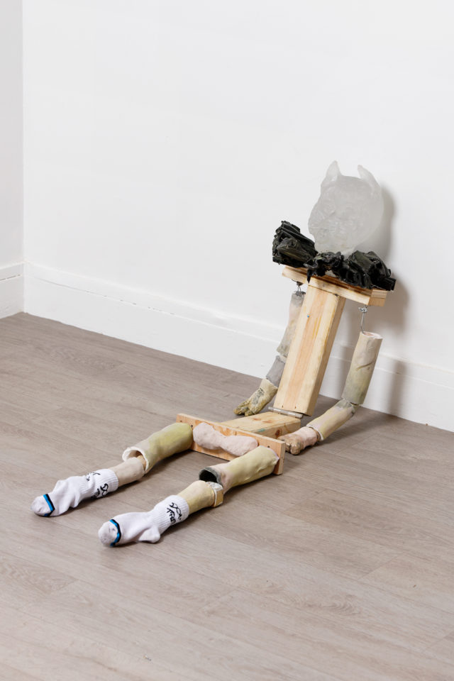 Liv Sculman, sans titre, 2021, verre, bois, céramique, charnières en métal, textile, 135 x 30 cm, courtesy Anne Barrault