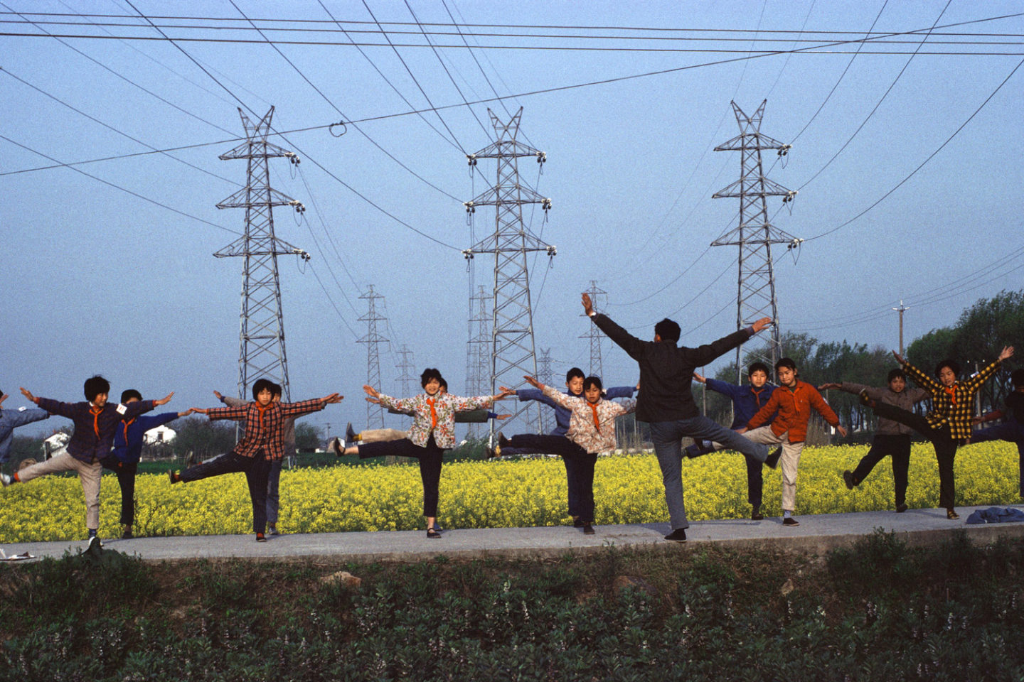 Gymnastique matinale avant l'école, Shanghai, Chine, 1980 ©Bruno Barbey, Magnum