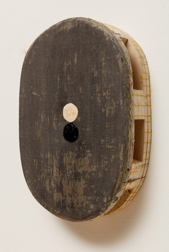 Otis Jones, Gray Wash with Ivory and Black Circle, 2022, Acrylique sur toile sur panneau de bois, 56 × 38 × 13 cm. Photo : A. Mole, Courtesy Semiose, Paris 