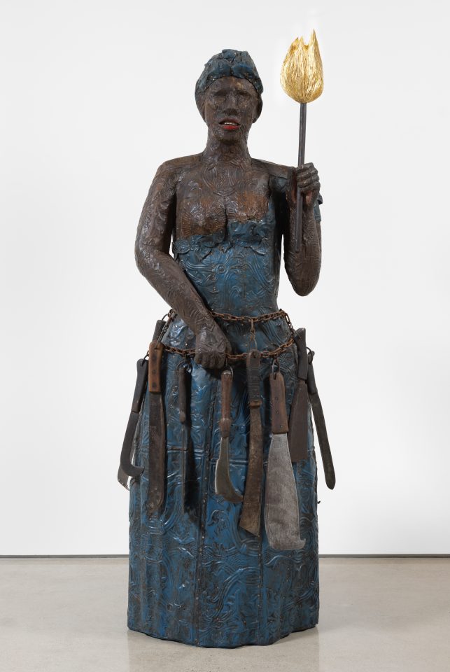  Alison Saar, Citizen Cane, 2025, bois, métal gaufré, chaînes, machettes, 192,5 x 70 x 60 cm. Photo by Matt Emonson. Courtesy Alison Saar & Galerie Lelong