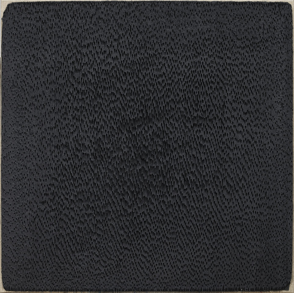 Noire Relief en polystyrène et pigments sur toile, 2023  102 x 102 cm 