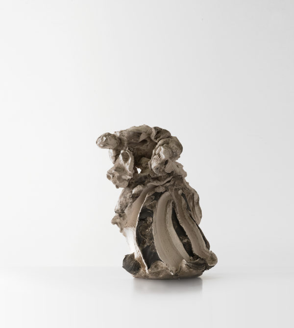 Emanuele Becheri Figura 2018. Terre cuite, poudre de manganèse. 29 x 21 x 12 cm    