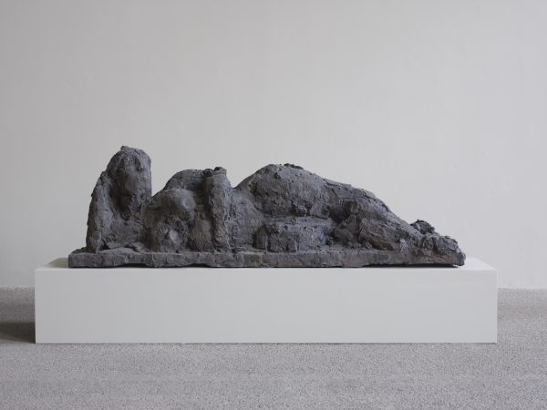 Hans Josephsohn, Untitled, 1971, Brass, 66 x 218 x 59 cm (25,98 x 85,83 x 23,23 in), Ed. 2 of 6 + 2 AP, Courtesy Galerie Thaddaeus Ropac, London · Paris · Salzburg · Milan · Seoul 
© Josephsohn Estate