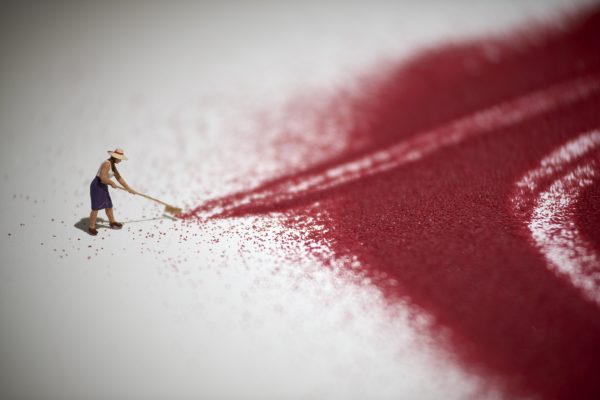 Liliana Porter, Red Sand, 2021 - Courtesy of the artist and mor charpentier Paris.