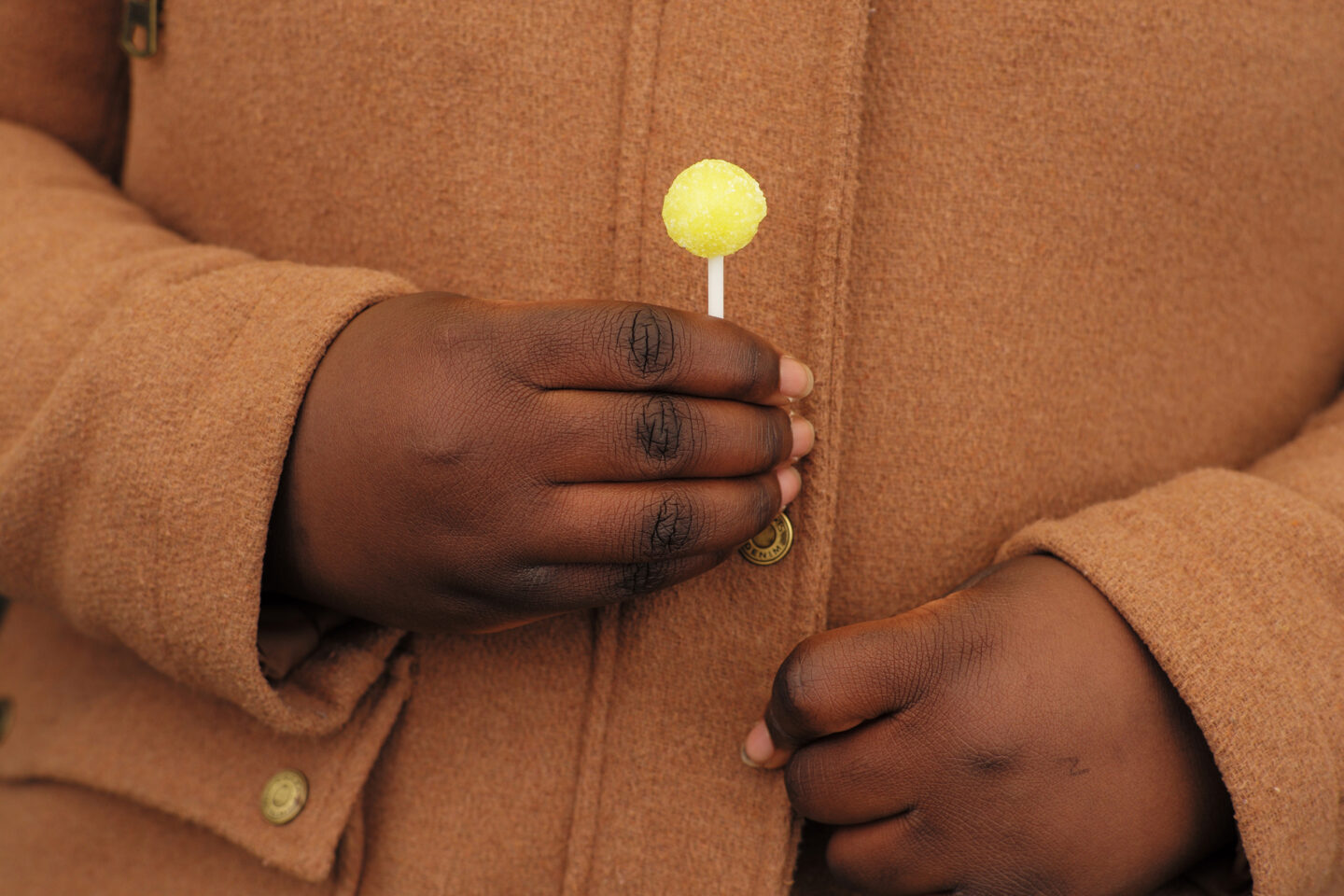 Série Le chêne-pointu,Clichy-Sous-Bois, Mains et sucette, 2021 ©Géraldine Lay courtesy of galerie SIT DOWN