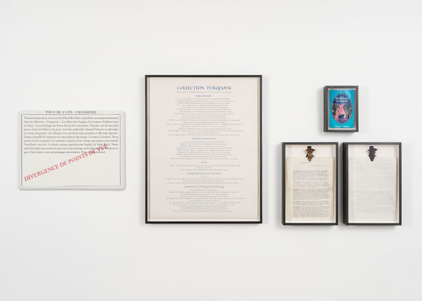 Sophie Calle, Troublante croisière (divergence de points de vue), 2023, framed texts, framed book, 2 framed documents, framed text : 36.5 x 51 cm, framed text big : 70 x 54.5 cm
2 framed documents : 38 x 25 cm, framed book : 23 x 28 cm, Courtesy of the artist and Perrotin
© Sophie Calle / ADAGP, Paris 2025