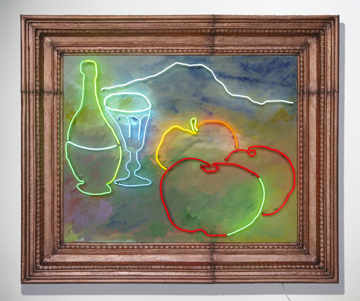 Stefan Nikolaev
Carafe, Verre et Pommes, 2025
cuivre martelé et patiné, acrylique sur bois, néon en verre de Murano
140 x 165 x 20 cm
œuvre unique
Courtesy of the artist and Michel Rein, Paris/Brussels
