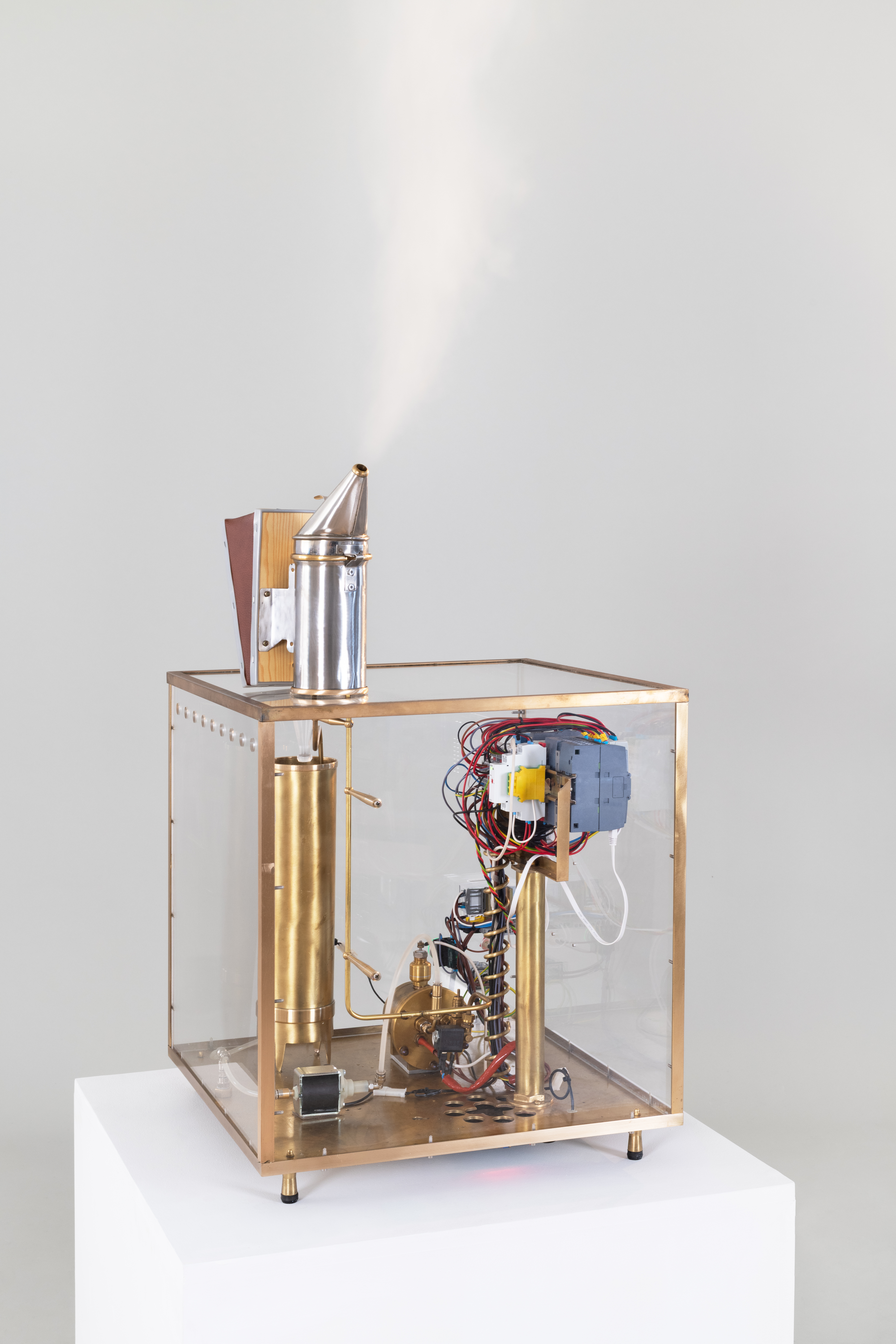 Francisco Tropa, Cheminée, 2025, painted plywood, patinated bronze, screen print on plywood,
158 x 90 x 30 cm unique, courtesy of the artist and Galerie Jocelyn Wolff, photo : Pedro Tropa