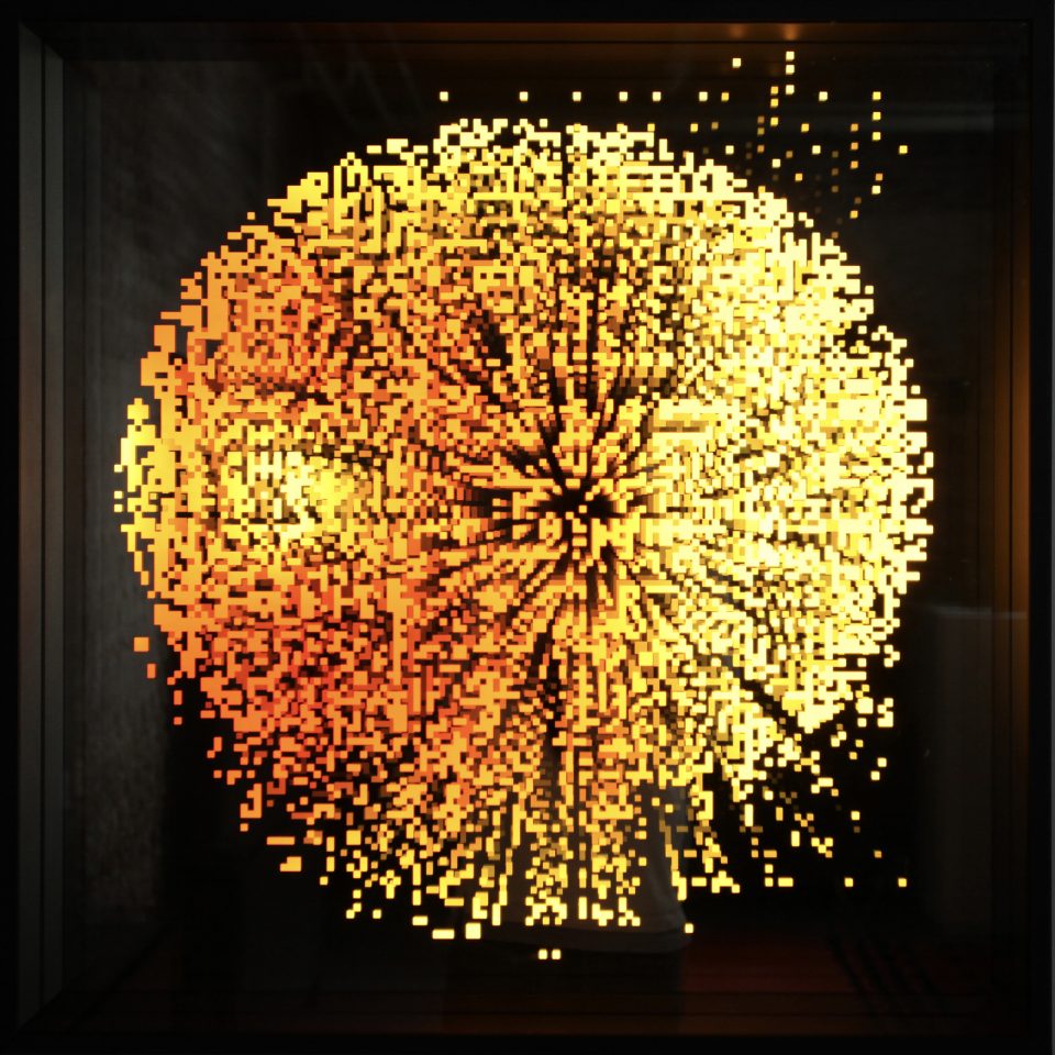 Miguel CHEVALIER, Pixels Infini (jaune - orange), 2011, Sérigraphie sur miroir sans tain, néons, 80 x 80 x 15 cm, Oeuvre unique