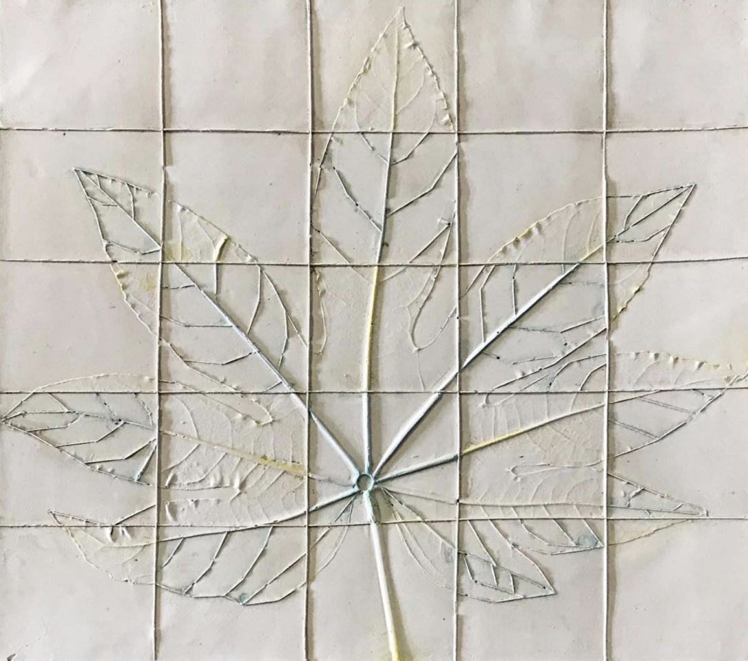 Morgane Porcheron, Feuilles en grille #3 - 2023 Plâtre, encres, courtesy Ségolène Brossette Galerie