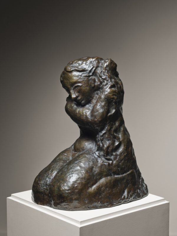 PABLO PICASSO (1881-1973), Femme agenouillée se coiffant,  1906, Numéroté : 1/10,
Porte le cachet du fondeur : C. Valsuani Cire Perdue, Bronze à patine nuancée, Hauteur : 40 cm. Succession Picasso 2025. Crédit photo : Cécil Mathieu