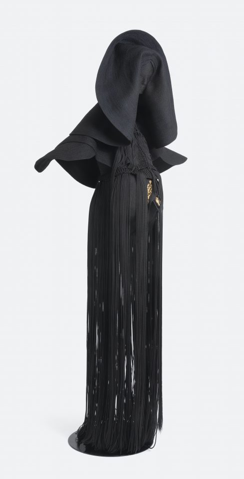 Jeanne Vicerial, Présence Amnios, 2025, Cordes, fils, cuivre et laiton doré à l'or fin, Photographie : Laurent Edeline, Courtesy TEMPLON, Paris-Bruxelles-New York