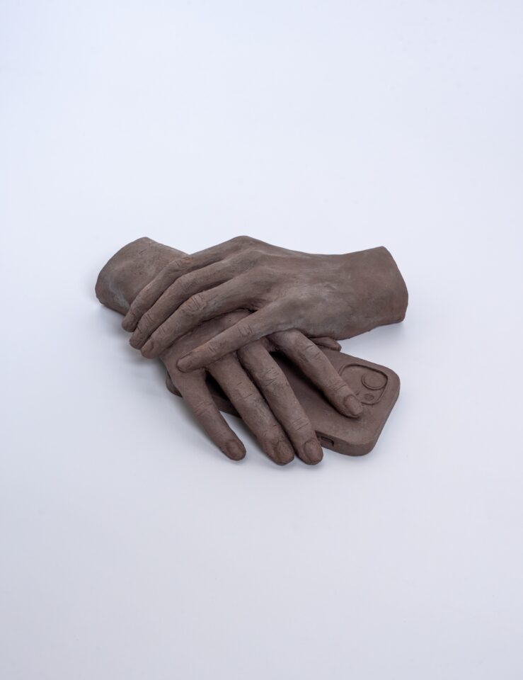 Léonore Chastagner, Sans titre, 2025, Céramique, 21 x 17 x 5,5 cm, ©Ici Au Loin, Courtesy de l'artiste et Galerie Anne-Sarah Bénichou