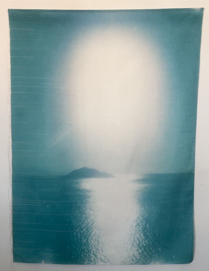 Sabatina Leccia , Chercher le soleil ( 11), 2025.
Série Chercher le soleil .
Technique s mixtes : impression sur lin, détissage et retissage au fil d’argent. 90 x 75 cm.
(© Sabatina Leccia - Courtesy Galerie XII Paris)