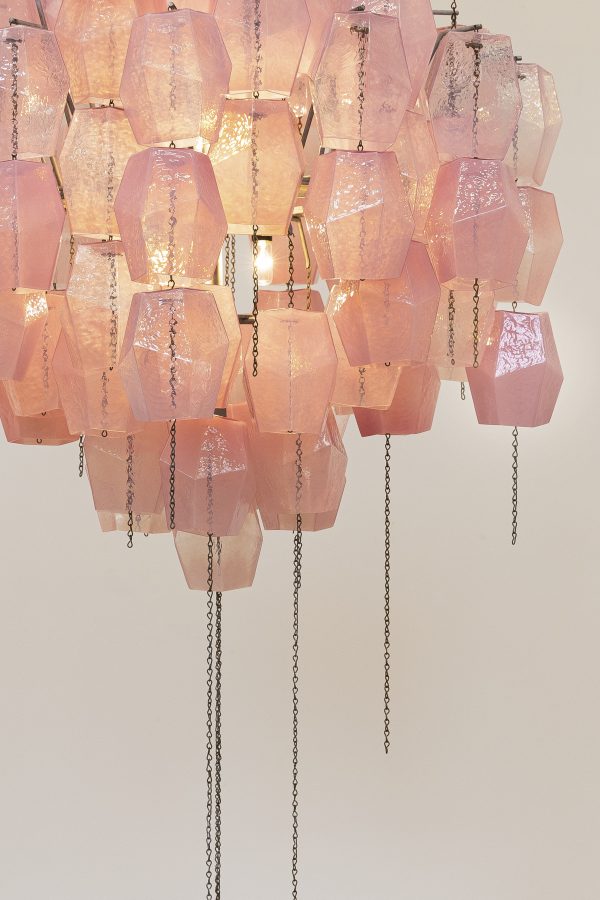 Martin Boyce, Drawn from Depths, 2025 (détail), acier peint, acier galvanisé, verre soufflé à la main, composants électriques, installation : 300 x 200 x 200 cm. Production du verre : Cirva, Marseille. Courtesy de l’artiste et Esther Schipper Berlin/Paris/Séoul. Photo © Eoin Carey