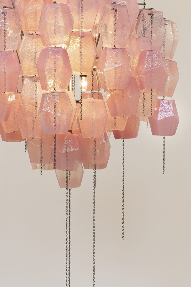 Martin Boyce, Drawn from Depths, 2025 (détail), acier peint, acier galvanisé, verre soufflé à la main, composants électriques, installation : 300 x 200 x 200 cm. Production du verre : Cirva, Marseille. Courtesy de l’artiste et Esther Schipper Berlin/Paris/Séoul. Photo © Eoin Carey