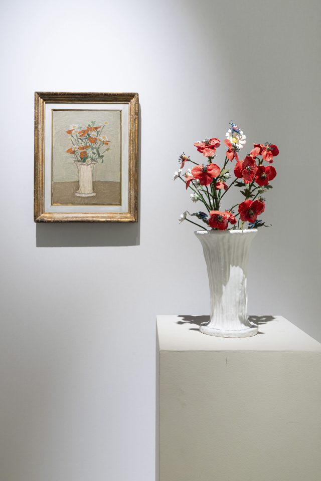 Giorgio Morandi, Fiori, 1943, huile sur toile, 35,5 × 25,5 cm, Bertozzi & Casoni, Per Morandi, 2020, céramique polychrome et bronze, H. 50,5 × 31,5 × 32,5 cm Courtesy of Galleria Maggiore g.a.m.