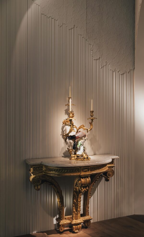 Richard de Lalonde (d’après), Paire de consoles, époque Louis XVI, Galerie Léage - Manufacture de Meissen, Johann Johachim Kändler (d'après), Jacques ou Philippe Caffieri (bronzes attribués à), Lazare Duvaux (probablement livrée par), Paire de candélabres aux oiseaux de proie, vers 1745, Galerie Léage